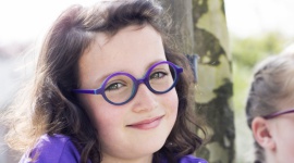 Dzieci i wady wzroku – kiedy wybrać się do specjalisty i jak wybrać okulary Dziecko, LIFESTYLE - Problem zaburzeń widzenia dotyczy coraz więcej dzieci i młodzieży. Zazwyczaj są to wady refrakcji: krótkowzroczność, nadwzroczność i astygmatyzm. Niepokojące szacunki mówią, że prawie połowa uczniów szkół średnich cierpi na krótkowzroczność i zespół suchego oka*.