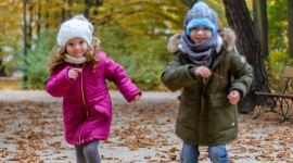 Jesień pełna skarbów Dziecko, LIFESTYLE - Złota jesień to wspaniała pora roku na spacery z dzieckiem. Parki i skwery zasypane są dywanem liści, które aż się proszą, by wykorzystać je do zabawy. Nie marnujcie czasu i codziennie wyruszajcie, by sprawdzić, jakie niespodzianki przynosi kolejny dzień.