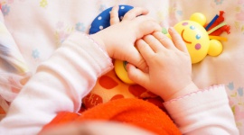 Roczniak poznaje świat Dziecko, LIFESTYLE - Jak wspierać malucha w tym wyjątkowym okresie? Jaką dietę wybrać? W co się bawić? I wreszcie - co powinno umieć dziecko po 1. urodzinach? Na te i inne pytania odpowiedzi znajdziesz w naszym materiale.