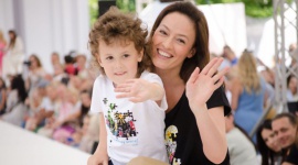 Gwiazdy pokochały te T-shirty. Ty też możesz je mieć! Dziecko, LIFESTYLE - Co łączy Magdalenę Różczkę, Maję Bohosiewicz, Mateusza Damięckiego i Macieja Stuhra? Radość z pomagania innym i charytatywne koszulki Razem Możemy Więcej - polskiej marki Endo. Co zrobić, aby tak jak gwiazdy przyłączyć się do akcji?