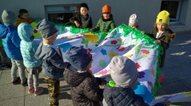 Przedszkolaki zachęcają do adopcji! Dziecko, LIFESTYLE - Dzieci z przedszkola „Za lasem” w Zalasewie (gm. Swarzędz k. Poznania) zachęcają do adopcji i nawołują, by to zrobić jeszcze przed zimą. Jest to adopcja dość nietypowa, bo chodzi o pszczoły! A przedszkolaki tłumaczą dlaczego warto być przyjacielem pszczoły.