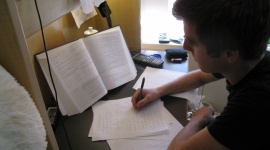 Jak warszawscy uczniowie przygotowują się do egzaminu ósmoklasisty? Dziecko, LIFESTYLE - Na niecałe dwa miesiące przed egzaminami ósmoklasisty, rodzice uczniów coraz częściej poszukują prywatnych kursów edukacyjnych przygotowujących do kwietniowych testów.