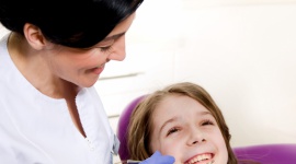 Pierwsze zęby u dziecka – jak o nie dbać, by uniknąć problemów w przyszłości? Dziecko, LIFESTYLE - Pierwsze mleczaki mogą pojawić się u dzieci w wieku kilku miesięcy, a u niektórych nawet w okolicach 1. roku życia.