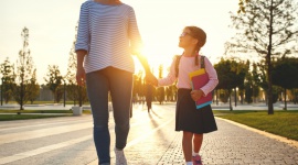 Dzieci pod inteligentną ochroną Dziecko, LIFESTYLE - Pokolenia rodziców zmieniają się, a wraz z nimi sposoby dbania o bezpieczeństwo dzieci. Obecnie pomagają w tym inteligentne rozwiązania. Jednym z nich są smart zegarki dla dzieci. Jak działają i w jakich sytuacjach będą przydatne?