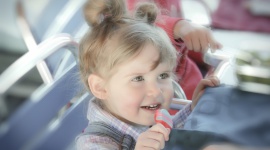 Klocki – zabawka, która wspomaga rozwój dziecka i rozwija kreatywność Dziecko, LIFESTYLE - Dobrze dobrana zabawka to nie tylko taka, która sprawi dziecku radość, ale także taka, która uczy. Wiele osób za produkt łączący w sobie wszystkie te elementy uważa klocki. Sprawdzamy, czy faktycznie może nazwać je „zabawką idealną”.