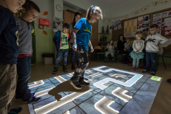 Nauka kodowania w przedszkolu – ważniejsza od czytania i pisania? Dziecko, LIFESTYLE - Eksperci przekonują, że nauka kodowania powinna być jednym z priorytetów w edukacji przedszkolnej, ponieważ umożliwia dzieciom łatwiejszą adaptację do rzeczywistości nowej generacji.