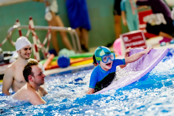 DLACZEGO WARTO NAUCZYĆ DZIECKO PŁYWAĆ?