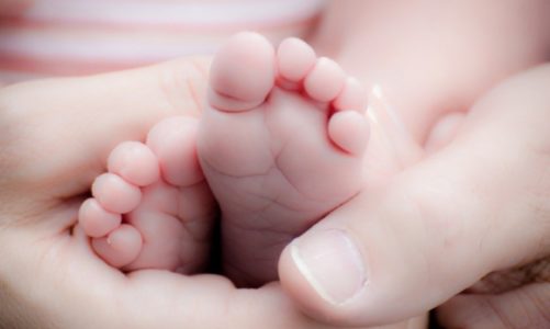 Eksperci alarmują, że nadal ponad połowa matek nie karmi piersią
