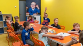 Wakacyjny, bezpłatny kurs angielskiego dla dzieci Dziecko, LIFESTYLE - Jak spędzić lato w Bytomiu, łącząc przyjemne z pożytecznym? Atrakcyjną propozycją dla najmłodszych jest bezpłatny kurs języka angielskiego w Szkole Języków Obcych Profi-Lingua w Agorze Bytom.