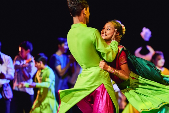 Mocny głos dzieci na Wielkim Finale Brave Kids Dziecko, LIFESTYLE - Ponad 100 młodych artystów z 16 krajów całego świata zawładnęło sceną Teatru Polskiego we Wrocławiu. Akrobacje, tradycyjne tańce i ludowe pieśni – to pokazali nam uczestnicy Brave Kids na zakończenie swojej wizyty