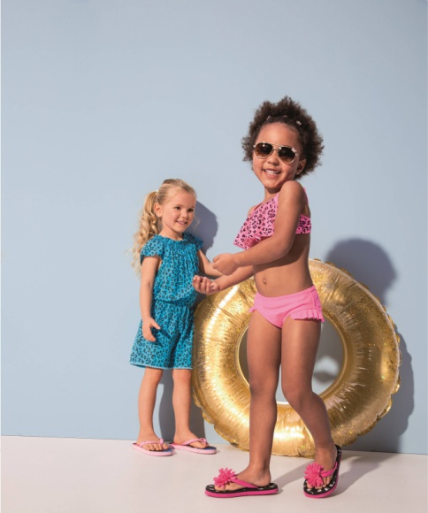 Plażowanie z dziećmi: o czym pamiętać, by stało się przyjemnością Dziecko, LIFESTYLE - Kiedy byliśmy dziećmi, czas spędzony na plaży – czy to przy brzegu lokalnej rzeczki, nad jeziorem czy też morzem – należał do najmilszych momentów lata. Pewnie niejeden z nas wspomina tę beztroskę z rozrzewnieniem…