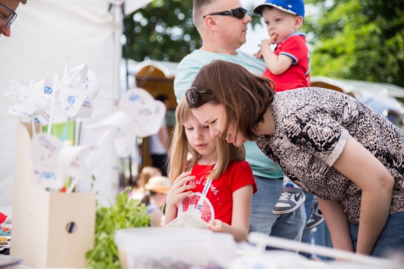 Zdrowe lato z Plusssz Junior Dziecko, LIFESTYLE - Plusssz Junior, marka najpopularniejszych suplementów diety dla dzieci, stawia na holistyczny rozwój dzieci oraz ich aktywizację i edukację prozdrowotną. Z okazji Dnia Dziecka odbyła się pierwsza odsłona eventów łączących edukację i zabawę.