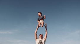 Owoce z jogurtem świetnie sprawdzą się podczas letnich wycieczek Dziecko, LIFESTYLE - Kiedy niemowlę poznało i zaakceptowało już pierwsze warzywa i próbuje owoców czy kaszek, warto podać mu owoce w połączeniu z kremowym jogurtem.