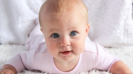 Jak bezpiecznie rozszerzać dietę najmłodszych? Dziecko, LIFESTYLE - W komponowaniu jadłospisu dziecka istotne jest nie tylko dobrze zbilansowane menu, ograniczenie spożycia cukru czy soli, ale przede wszystkim – jakość i bezpieczeństwo posiłków podawanych maluchowi.