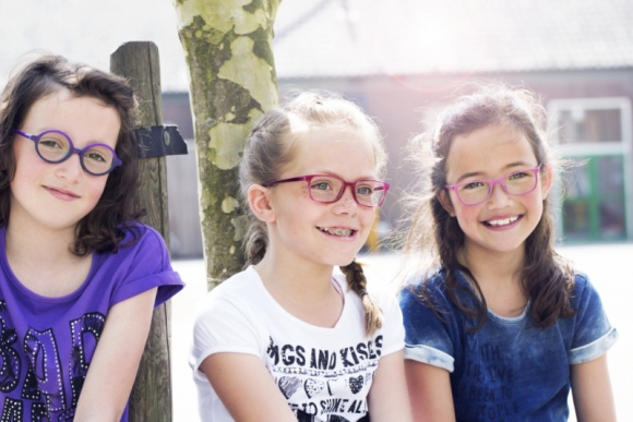 Uważaj na wzrok swojej pociechy! Dziecko, LIFESTYLE - 1,5 miliarda ludzi na całym świecie – ta liczba mówi sama za siebie, a statystki z roku na rok nieubłaganie rosną. Krótkowzroczność to schorzenie dotykające wszystkich, a jej pierwsze symptomy pojawiają się u coraz większej liczby dzieci.