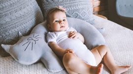 Karmienie piersią - poduszka do zadań specjalnych Dziecko, LIFESTYLE - Każda mama chciałaby, aby zakupione przedmioty były uniwersalne i przydatne zarówno dla niej, jak i dla noworodka. Przykładem może być poduszka do karmienia piersią. To doskonały sposób na uniknięcie kolek u dziecka, a także bólu kręgosłupa u mam.