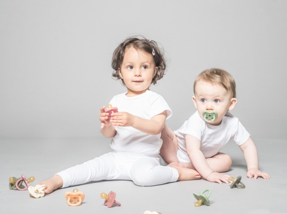 Chcesz być ekorodzicem? Postaw na akcesoria z kauczuku. To materiał, który może Dziecko, LIFESTYLE - Jakiekolwiek wytwarzane z ropy naftowej plastikowe zabawki i akcesoria dziecięce mają dziś fatalną prasę.