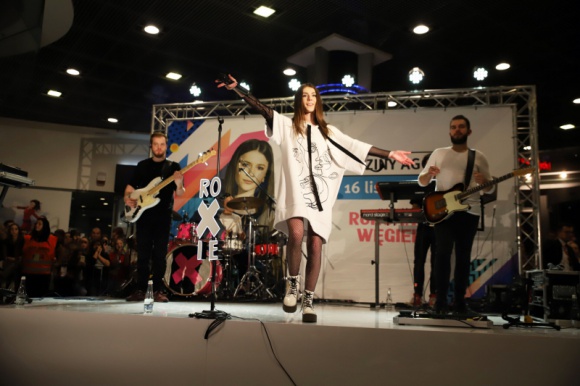 Roksana Węgiel w Bytomiu Dziecko, LIFESTYLE - Tłumy, prezenty i wielkie emocje towarzyszyły występowi Roksany Węgiel w Bytomiu. Wokalistka porwała publiczność. Zobaczcie, jak bawili się Ślązacy!