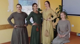 Wolontariusze Ikano Banku z lekcją historii w domu kultury Dziecko, LIFESTYLE - „Gdzie znajduje się najbliższy zamek?” to jedno z pytań, na jakie odpowiadali uczestnicy zabawy w średniowiecznym klimacie. Przygotowali ją i przeprowadzili młodzi ludzie zafascynowani historią, którzy na co dzień pracują w IKEA Bydgoszcz i polskim oddziale Ikano Banku.