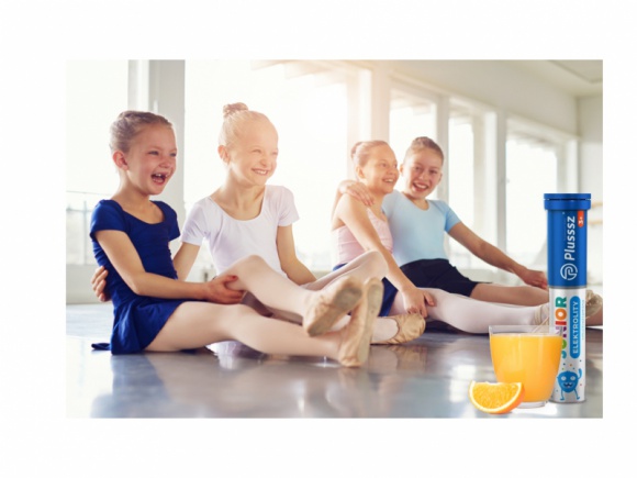 Elektrolity tylko latem? Obalamy mity! Dziecko, LIFESTYLE - Wszyscy wiemy, że lato to czas, w którym należy pamiętać o uzupełnianiu elektrolitów. Wszak wysoka temperatura powoduje, że się odwadniamy, a przez to osłabiamy organizm. A to nie jedyna sytuacja, w której trzeba pamiętać o tych ważnych składnikach.