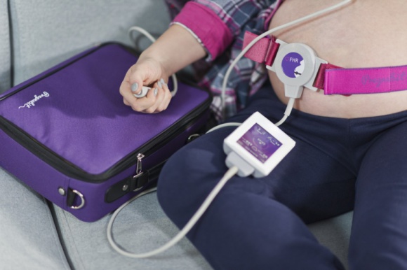 Zadbaj o bezpieczeństwo w ciąży! Zamów już dziś mobilne KTG Pregnabit Dziecko, LIFESTYLE - Badanie KTG to „złoty standard” opieki okołoporodowej wykonywane obowiązkowo u każdej kobiety w III trymestrze ciąży. Dzięki telemedycznemu urządzeniu KTG Pregnabit, badanie można wykonać o każdej porze, w zaciszu swojego domu.