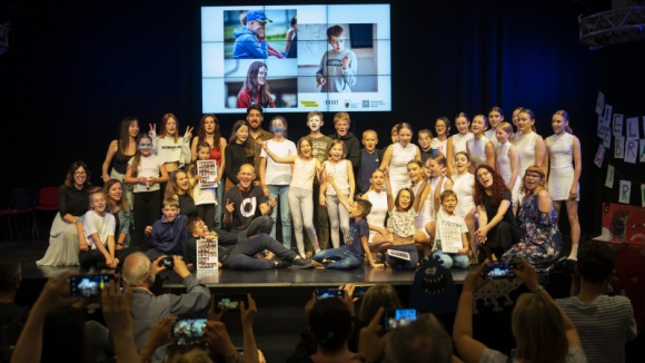 Wielki sukces i świetny pokaz Brave Kids w Trójmieście Dziecko, LIFESTYLE - Za nami niezwykły wieczór w Nadbałtyckim Centrum Kultury w Gdańsku. Na scenie zobaczyliśmy wspaniały performance w wykonaniu młodych mieszkańców Trójmiasta. Metaforyczny pokaz, poruszający temat współczesnych problemów, był zwieńczeniem kreatywnych warsztatów.