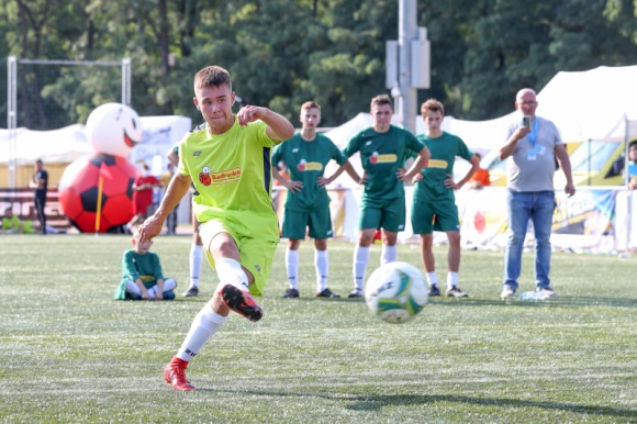 Biedronka oklaskuje nowych Mistrzów Polski w Piłce Nożnej