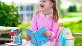 Back to School z Plusssz Junior – pomóż dziecku dobrze zacząć rok szkolny Dziecko, LIFESTYLE - Już za chwilę nasze pociechy przekroczą próg klasy i wpadną w wir obowiązków szkolnych oraz zabaw z rówieśnikami. Jak przygotować je na stresujące wyzwania i niekończące się aktywności? Zapewnijmy im odpowiednią dawkę witamin i minerałów.