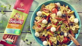 Pyszne danie dla dzieci Dziecko, LIFESTYLE - Prosta i pyszna - ta sałatka z pewnością przypadnie do gustu nie tylko najmłodszym. Do jej przygotowania potrzebne będą kabanoski - najlepiej wybrać takie, które odpowiadają potrzebom żywieniowym dzieci.