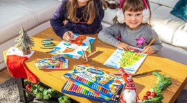 BAMBINO KOLORUJE ŚWIĘTA - polskie kredki w nowej odsłonie Dziecko, LIFESTYLE - Dawno, dawno temu… powstały kultowe kredki Bambino. Stworzyła je polska, rodzinna firma St.Majewski, dzięki której wiele pokoleń dzieciaków wędruje przez świat z barwnymi wspomnieniami!