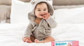 Ząbki na start! Jak przetrwać ząbkowanie i nie zwariować Dziecko, LIFESTYLE - Twój maluszek jest rozdrażniony, budzi się w nocy, ślini się i wciąż wkłada rączki do ust? Oznacza to, że prawdopodobnie wyrzynają mu się pierwsze ząbki! Oto 5 sprawdzonych sposobów na ulżenie bobasowi w ząbkowych dolegliwościach.