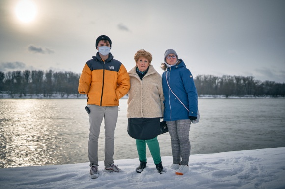 Nieocenione wsparcie Babci… Dziecko, LIFESTYLE - Babcia Janina ma uśmiechnięty głos. Wciąż pełno w niej energii, chęci do życia i nadludzkiej siły, którą dzieli się ze swoją niezwykłą rodziną, wspierając córkę Agnieszkę i zięcia Tomka w opiece nad trójką niepełnosprawnych dzieci.