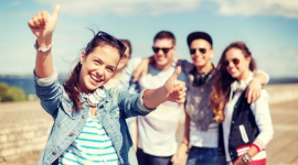 Obóz youtuberski albo survival, czyli nastolatek na tegorocznych wakacjach Dziecko, LIFESTYLE - Wakacje to ważny czas dla młodzieży, a w związku z pandemią, odosobnieniem i ograniczoną możliwością rozwijania pasji, ich rola jeszcze wzrasta. Kolonie nad morzem lub obóz w górach mogą mieć niepowtarzalny charakter, jeśli wybierzemy dla naszego dziecka wyjazd tematyczny.