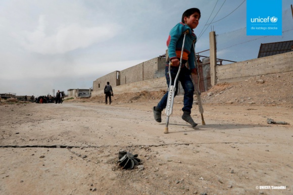 Konflikt w Syrii trwa już 10 lat. 90% dzieci potrzebuje wsparcia Dziecko, LIFESTYLE - Według najnowszych danych, w ciągu ostatniej dekady w Syrii zostało zabitych lub rannych prawie 12 000 dzieci. To średnio ponad troje dzieci dziennie. Przemoc, kryzys gospodarczy i pandemia COVID-19 doprowadzają rodziny na skraj wytrzymałości, alarmuje UNICEF.