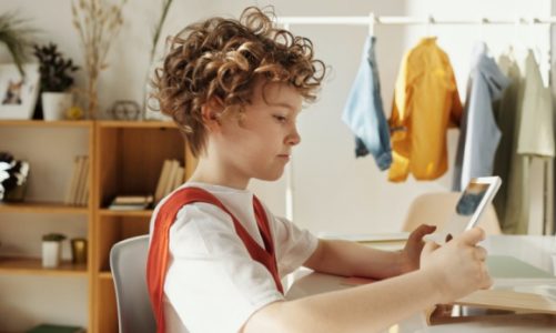 Jak rodzice podczas pracy zdalnej mogą zagospodarować czas wolny dziecka?