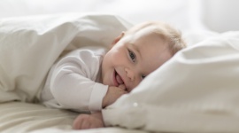 Mleczne przykazania, czyli jak wybrać mleko następne odpowiedniej jakości Dziecko, LIFESTYLE - Stojąc przed sklepową półką pełną różnego rodzaju mlek modyfikowanych, rodzice mogą się zastanawiać, który z nich będzie najlepszy dla dziecka. Dowiedz się, o czym warto pamiętać, wybierając mleko następne.