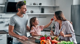 Warto przygotowywać posiłki wspólnie z dzieckiem! Dziecko, LIFESTYLE - Wiosna – czas świeżych, pysznych nowalijek – to świetny moment by rozwijać i wzmacniać prawidłowe nawyki żywieniowe najmłodszych. Jak to zrobić? Wspólnie gotując!