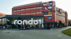 Dzień Dziecka i Matki w CH Rondo Dziecko, LIFESTYLE - Strefa konkursowa, wielkie maskotki, warsztaty DIY oraz bezpłatne lody i balony. To wszystko będzie czekać na klientów Centrum Handlowego Rondo już w najbliższy piątek i sobotę. Atrakcje zostały zaplanowane z okazji Dnia Dziecka i Matki i mają sprzyjać wspólnemu świętowaniu.