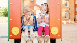 Przekąski na plac zabaw – co zabrać na spacer z maluchem? Dziecko, LIFESTYLE - Coraz cieplejsze i dłuższe dni sprzyjają spędzaniu czasu na zewnątrz. Rodzice często wychodzą z dziećmi na długie spacery, a niekiedy wręcz całe popołudnia spędzają na placu zabaw. To oczywiście korzystnie wpływa na dziecko – jest dotlenione, wybawione, ale też… głodne!