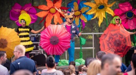 Piknik rodzinny: zakręcony spektakl i moc atrakcji dla dzieci Dziecko, LIFESTYLE - Tańce połamańce, wesołe piosenki, animacje dla najmłodszych – takie są występy ekokapeli The Jelonband, która wkrótce odwiedzi Wrocław. Zakręcona ekipa wystawi interaktywny spektakl „Bajeczna Fiesta”. Wszystko w ramach plenerowego rodzinnego pikniku już w najbliższą sobotę.