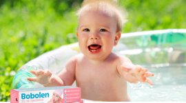 Ząbkowanie latem – jak wspierać maleństwo podczas upałów Dziecko, LIFESTYLE - Wyrzynanie się pierwszych ząbków to trudny okres dla całej rodziny. Dziecko ma opuchnięte dziąsła, gorączkuje i wyraźnie cierpi. Objawy te dają się we znaki szczególnie latem, kiedy upały jeszcze bardziej pogarszają samopoczucie maluszka.