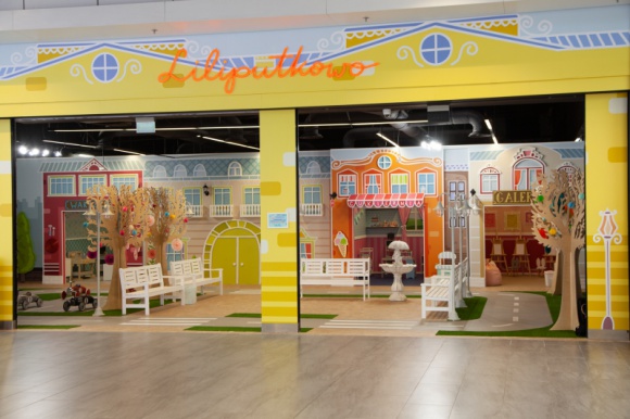 Mały świat Liliputkowa czeka już na dzieci Dziecko, LIFESTYLE - Malutkie domki, uliczki i samochody – urocze miniaturowe miasteczko otworzyło już swoje bramy dla najmłodszych. W bajkowej krainie przypominającej Warszawę w stylu retro maluchy znajdą kreatywne strefy do wyśmienitej zabawy, a rodzice miejsce na chwilę relaksu.