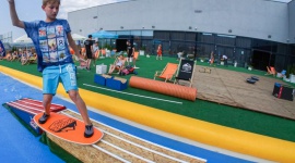 Wielkie surfowanie w Europie Centralnej Dziecko, LIFESTYLE - Już w najbliższy weekend, 6-7 sierpnia, w Centralnie Fajnej Letniej Strefie pojawi się tor do skimboardingu, czyli ślizgu na desce po cienkiej tafli wody. Będą też wielkoformatowe gry oraz koncert energetycznego zespołu Holly Blue. Na wszystkie imprezy wstęp wolny!