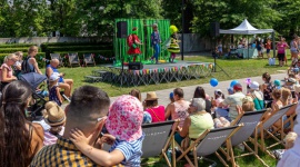 Interaktywny spektakl, kolorowanki i pokazy baniek - przyjdź na piknik rodzinny Dziecko, LIFESTYLE - Pozytywnie zakręcona ekipa Teatru Kultureska znów pojawi się we Wrocławiu. Tym razem na scenie wystąpią… kwiaty: Róża, Stokrotka i Kaktus. Zabawny spektakl „Bukiet Talentów” to jedna z atrakcji pikniku rodzinnego, który odbędzie się w najbliższą sobotę.