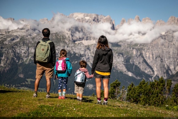 5 pomysłów na wypoczynek z dziećmi Dziecko, LIFESTYLE - Przełom lata i jesieni w regionie Trentino obfituje różnorodnością form wypoczynku dla dzieci i dorosłych. Mnogość trydenckich atrakcji wynika ze zróżnicowania terenu – od malowniczych dolin, poprzez około 300 jezior, po szczyty słynnych Dolomitów. Wyróżniamy 5 najciekawszych.