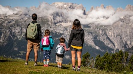 5 pomysłów na wypoczynek z dziećmi Dziecko, LIFESTYLE - Przełom lata i jesieni w regionie Trentino obfituje różnorodnością form wypoczynku dla dzieci i dorosłych. Mnogość trydenckich atrakcji wynika ze zróżnicowania terenu – od malowniczych dolin, poprzez około 300 jezior, po szczyty słynnych Dolomitów. Wyróżniamy 5 najciekawszych.