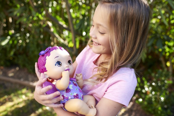Moc przytulania Dziecko, LIFESTYLE - Tuląc i troszcząc się o zabawkowe bobasy, odtwarzają zachowania dorosłych, ćwicząc okazywanie czułości oraz opiekę nad innymi. Mogą także, tak jak z nowymi lalkami My Garden Baby, od najmłodszych lat uczyć się szacunku dla natury i otaczającego je świata.