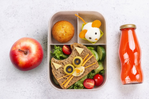 Hyc, do plecaka! Czyli o zdrowych przekąskach do szkoły Dziecko, LIFESTYLE - Zeszyty, kredki, długopisy, książki – 1 września już dawno za nami, więc niezbędne przybory szkolne są już w użyciu. Czy jednak z równym zapałem przygotowujemy się do zadbania o szkolną dietę naszych pociech?