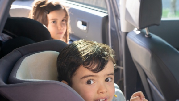Jak bezpiecznie przewozić dziecko w samochodzie?